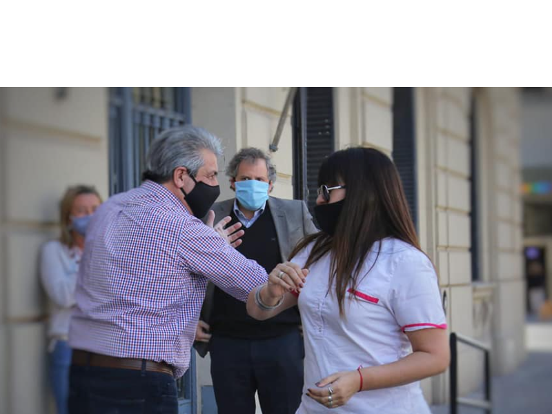 EL INTENDENTE SALIÓ A RECIBIR AL PERSONAL DE SALUD EN ESTE DÍA LA SANIDAD