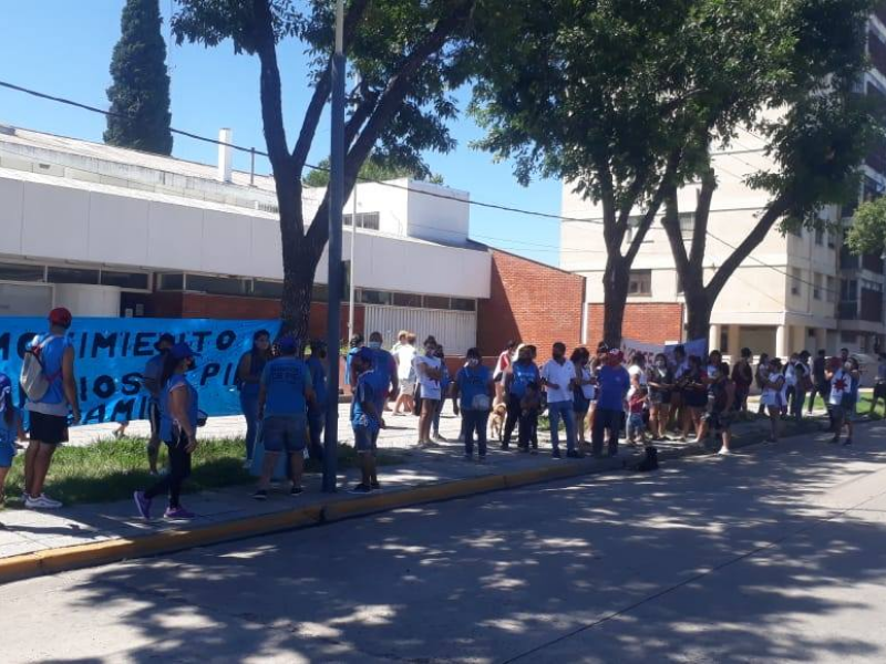 PROTESTA DE BARRIOS DE PIE EN EL CENTRO DE DESARROLLO SOCIAL